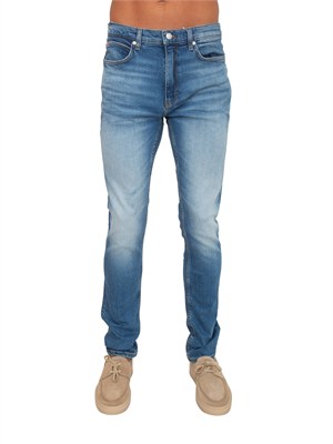 Jeans HUGO Uomo in denim chiaro effetto used in UOMO