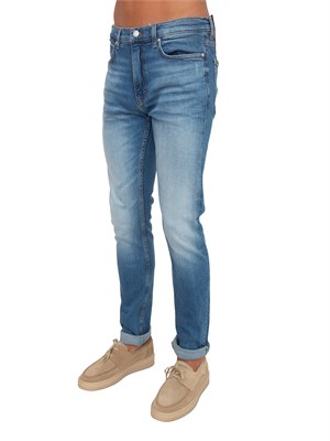Jeans HUGO Uomo in denim chiaro effetto used in UOMO