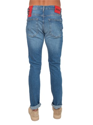 Jeans HUGO Uomo in denim chiaro effetto used in UOMO