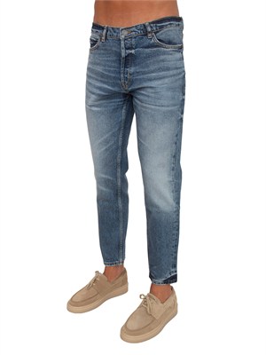 Jeans HUGO Uomo in denim medio effetto used in UOMO